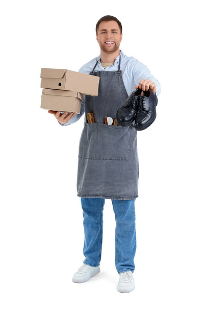 Zapatero masculino con zapatos y cajas sobre fondo blanco - Foto, imagen
