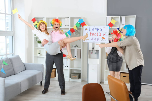 Gente de negocios celebrando el Día de los Inocentes en la fiesta de oficina - Foto, Imagen