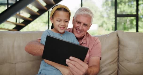 Κορίτσι, άνθρωπος ή tablet ως διασκέδαση, μάθηση ή τεχνολογία ως κινητό, gaming ή app στον καναπέ στο σπίτι. Παππού, παιδί ή οθόνη αφής για να παίξετε, περιηγηθείτε ή να διαβάσετε ως elearning, streaming ή συγκόλληση μαζί. - Πλάνα, βίντεο
