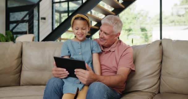 Lány, nagyapa vagy tabletta, mint a játék, alkalmazás vagy technológia, mint az online, tanulás vagy szórakozás kanapén otthon. Boldog, idős férfi vagy gyermek az érintőképernyőn játszani, böngészni vagy nevetni tanulási, kötődés vagy együtt. - Felvétel, videó