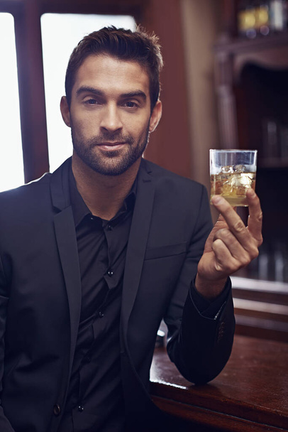 Porträt, Alkohol und Geschäftsmann drinnen zu entspannen und formale Mode für Profis in der Stadt. Unternehmer, Gesicht und Person mit einem Glas Whisky zum Ausruhen, Trinken und Ehrgeiz in der Start-up-Karriere. - Foto, Bild