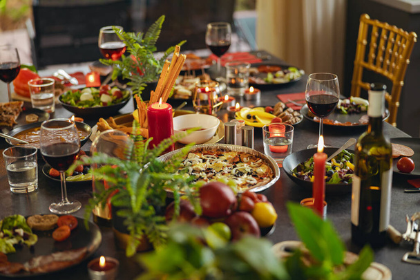 Cenário de mesa de Brunch com deliciosa comida saborosa e bebidas prontas para jantar em casa de férias - Foto, Imagem