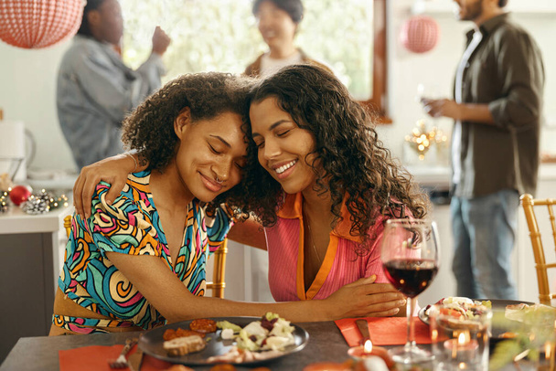 Šťastné mladé přítelkyně usmívají a užívají si čas spolu na prázdninovém večírku doma - Fotografie, Obrázek
