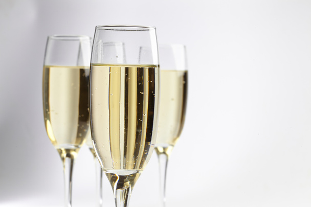 Шампанські окуляри на білому
 - Фото, зображення