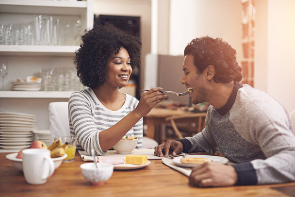 Kahvaltı, mutfak ve kadınlar kocalarına evde sağlık, sağlık ve diyet için yemek yediriyorlar. Mutlu, aşk ve genç çift, haftasonu modern apartmanda birlikte yemek yiyip kaynaşıyorlar. - Fotoğraf, Görsel