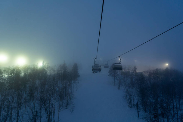 Yuzhno-Sakhalinsk, Jogo 03.2024 Estância de esqui Mountain Air Resort, Yuzhno-Sakhalinsk, Rússia. Foto de alta qualidade - Foto, Imagem