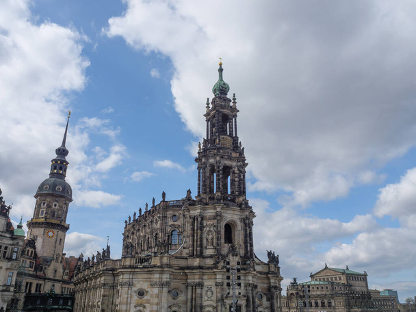 Dresdenin kaupunki Elbe-joella - Valokuva, kuva