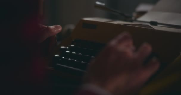 Senior άνθρωπος, δακτυλογράφηση σε vintage γραφομηχανή, penently χειροτεχνία το βιβλίο του στην ησυχία του σπιτιού του, βαθιά σε στοχασμό κάτω από το νυχτερινό ουρανό - Πλάνα, βίντεο