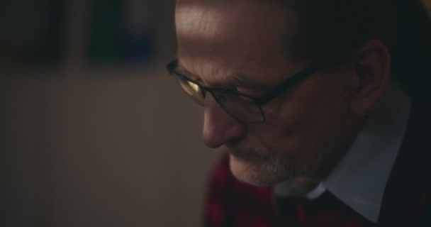 Pensativo anciano en casa con poca luz, reflexionando solemnemente sobre el viaje de la vida durante la tranquilidad de la noche - Metraje, vídeo