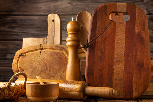 Utensilios de cocina de madera sobre fondo rústico. - Foto, Imagen