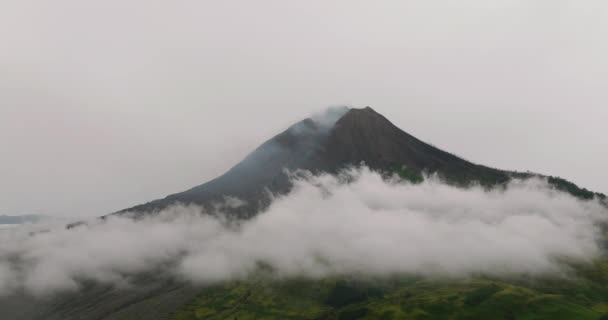 シナブン山の空中ビューは、インドネシアのスマトラ島の活火山です。. - 映像、動画