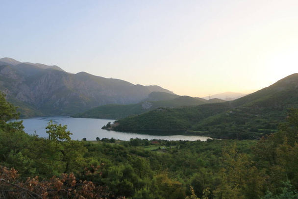 a bela paisagem do lago Koman na Albânia perto de Shkoder - Foto, Imagem
