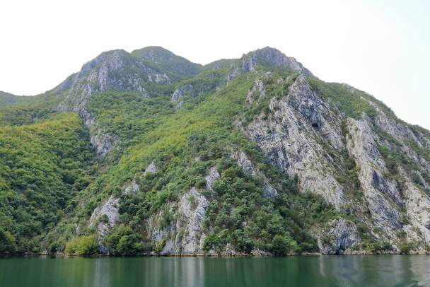 Vista del lago Koman en Albania - Foto, imagen