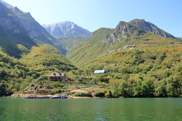 Οικισμός δίπλα στη λίμνη Κομάν της Αλβανίας - Φωτογραφία, εικόνα
