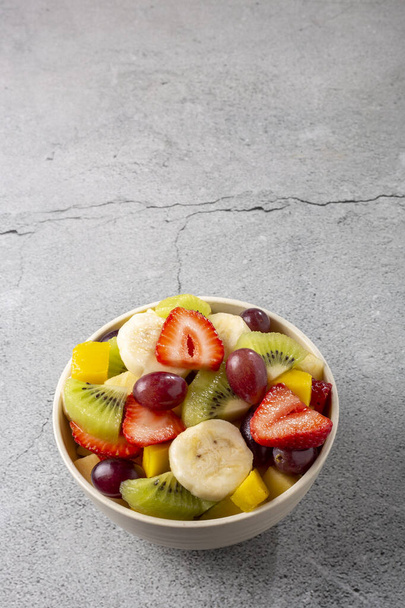 Salada de frutas em tigela na mesa. - Foto, Imagem