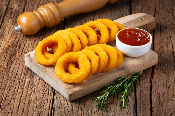 Křupavé cibulové kroužky s kečupem. - Fotografie, Obrázek