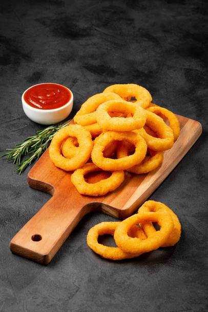 Rondelles d'oignon croustillantes au ketchup. - Photo, image