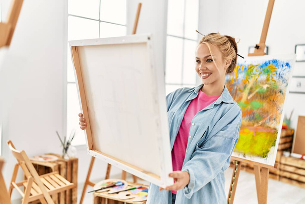 Jeune femme caucasienne artiste souriant confiant regarder dessiner au studio d'art - Photo, image
