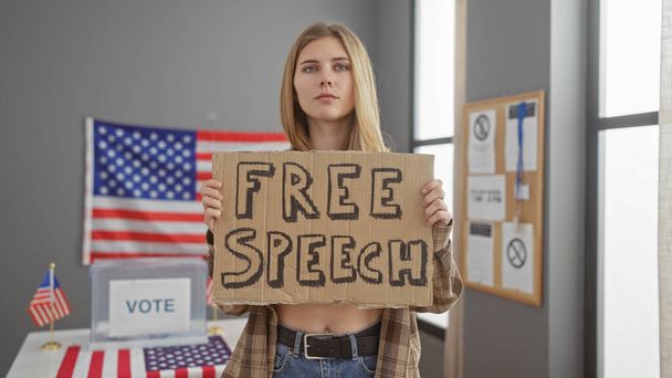 Valkoihoinen nainen, jolla on sananvapaus Amerikan lipun edessä äänestyskeskuksessa. - Valokuva, kuva