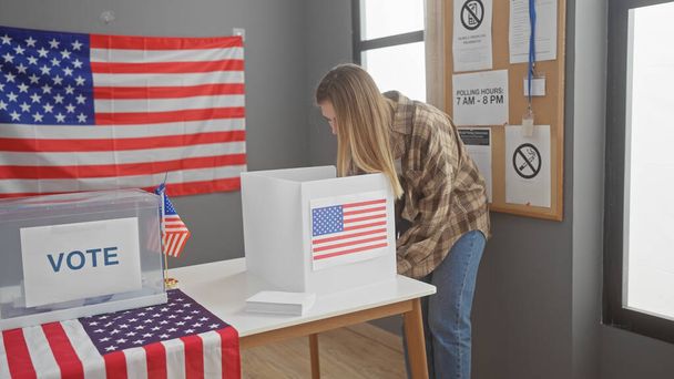 Молода жінка кидає голосування на виборчій дільниці США з американським прапором на задньому плані. - Фото, зображення
