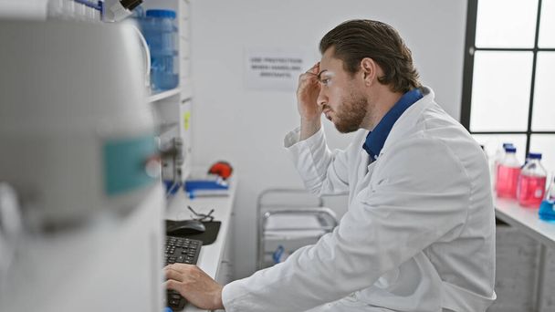 Mladý hispánec muž vědec pomocí počítače stresu v laboratoři - Fotografie, Obrázek