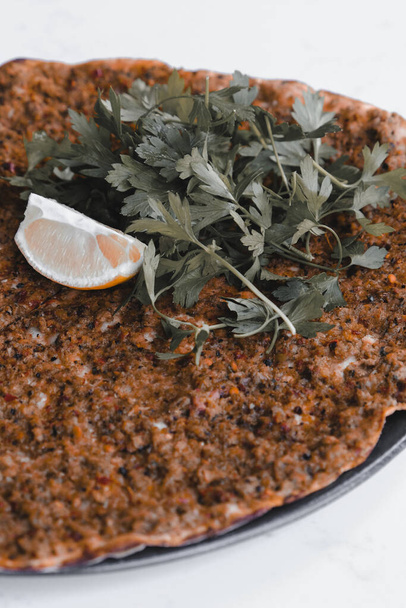 Παραδοσιακό τούρκικο πιάτο ψημένο. Τούρκικη πιτσαρία, ορεκτικά Μέσης Ανατολής. Τουρκική κουζίνα. Παλίρροια με γέμιση κρέατος - Φωτογραφία, εικόνα