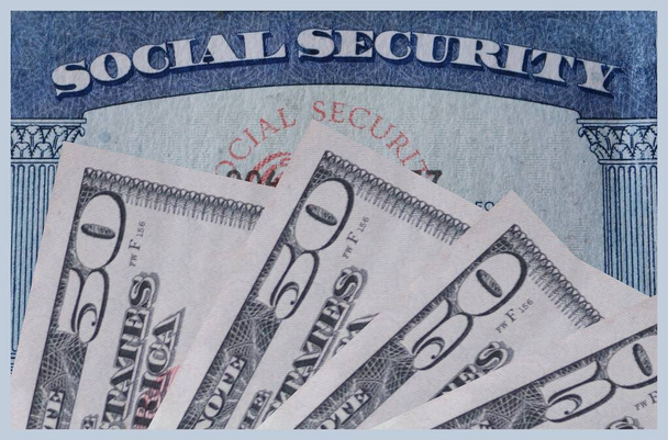 karta sociálního zabezpečení se zobrazením padesáti dolarových bankovek s příjmem z peněžního toku ze sociálního zabezpečení - Fotografie, Obrázek