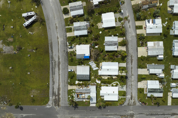 Непомітно пошкоджені будинки після урагану Ієн у житловому районі Флориди. Наслідки стихійного лиха. - Фото, зображення