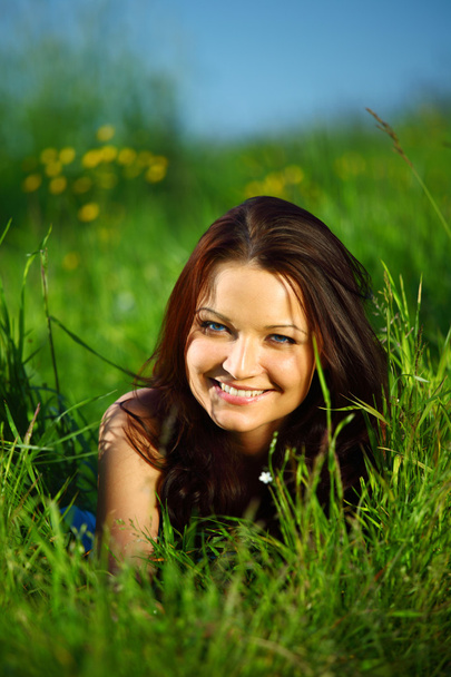 brunetka na trawie - Zdjęcie, obraz