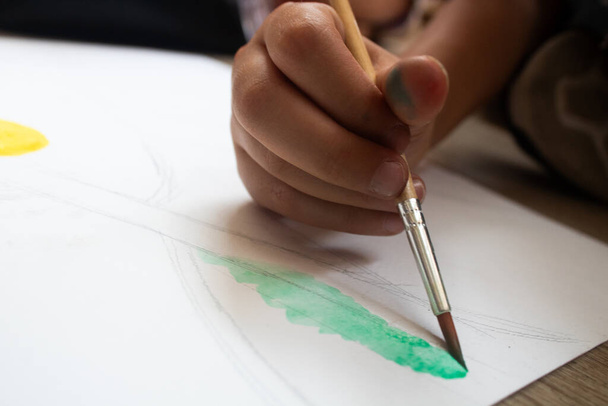 manos de niños que trabajan con pintura - Foto, Imagen