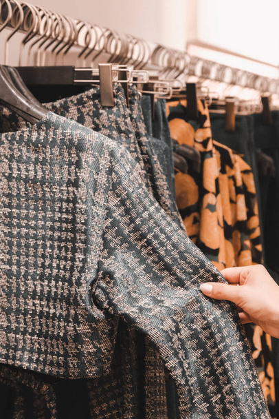 vaatteet roikkuvat hyllyllä myymälässä - Valokuva, kuva