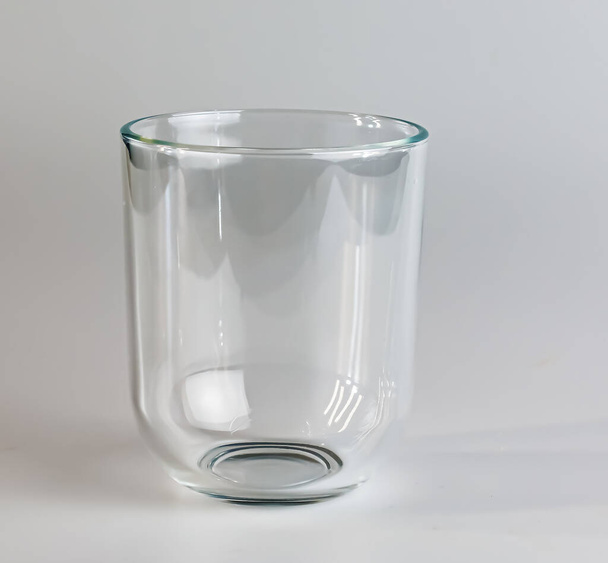 Bicchiere vuoto su sfondo bianco. Vetro trasparente. - Foto, immagini
