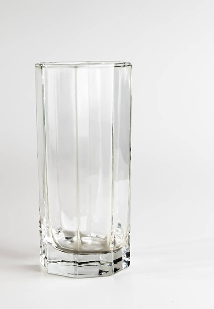 Bicchiere vuoto su sfondo bianco. Vetro trasparente. - Foto, immagini