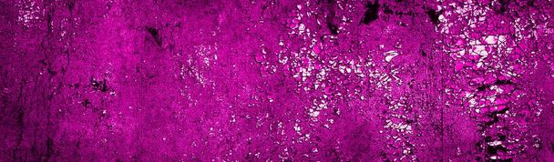 violette Wand mit weißer alter Peeling-Farbe bemalt - Foto, Bild