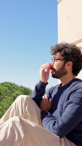 Trauriger hispanischer Mann, der im Freien denkt. Konzept für Einsamkeit und Depression. - Filmmaterial, Video