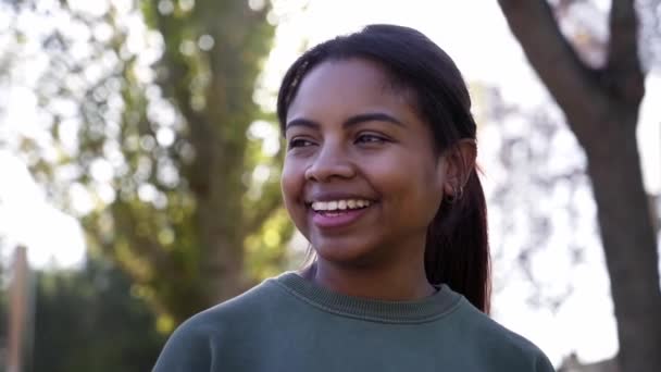 Κοντινό πλάνο όμορφη Αφρο-Αμερικανίδα έφηβη μαθήτρια ελεύθερη ευτυχισμένη. Ευρύ και γοητευτικό χαμόγελο φυσική εξωτερική πόζες. Γενική έννοια πορτραίτου Ζ. Χαρούμενοι και υγιείς νέοι.  - Πλάνα, βίντεο