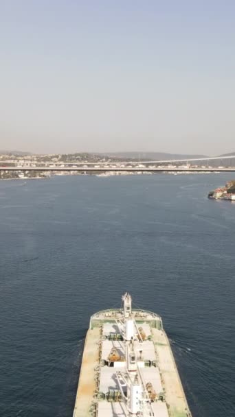 Vervoer over zee met schip in Bosporus Istanbul / Turkije Schot boven de lucht Drone Schot - Video