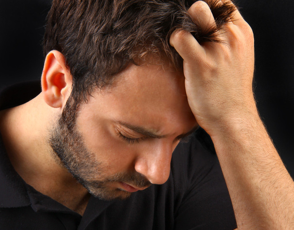 muž trpící silnou bolest hlavy  - Fotografie, Obrázek