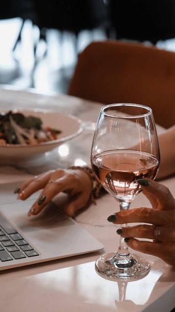 Copas de vino tinto, blanco y rosa - Foto, Imagen