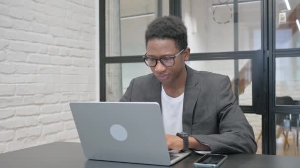 Duimen omlaag door jonge Afrikaanse man met behulp van laptop - Video