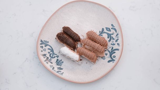 チョコレートトッピングのエクレア、おいしいチョコレート小さなケーキ、エクレルペストリー - 写真・画像