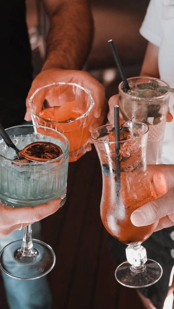Deliziosi cocktail colorati, cocktail di partito - Foto, immagini