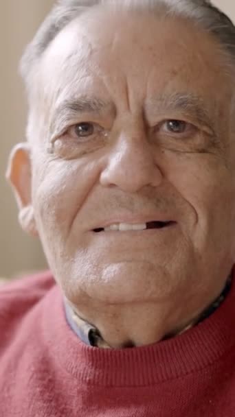 Slow motion video of an old man smiling at camera sitting in a nursing home - Footage, Video