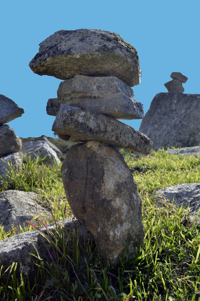 Камни, балансирующие на вершине Фойи самой высокой горы Алгарве, Португалия
. - Фото, изображение