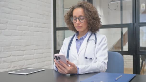 Hispanic Female Doctor Text Messaging on Phone - Footage, Video