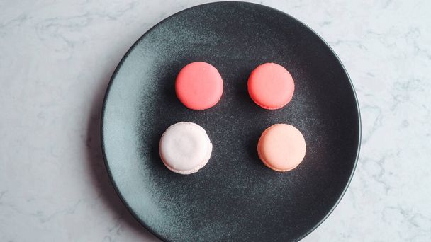 Nahaufnahme von Macaronenkuchen in verschiedenen Farben - Foto, Bild