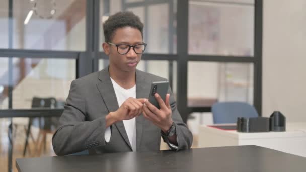 Uomo afroamericano scioccato dalla perdita di telefono in ufficio - Filmati, video