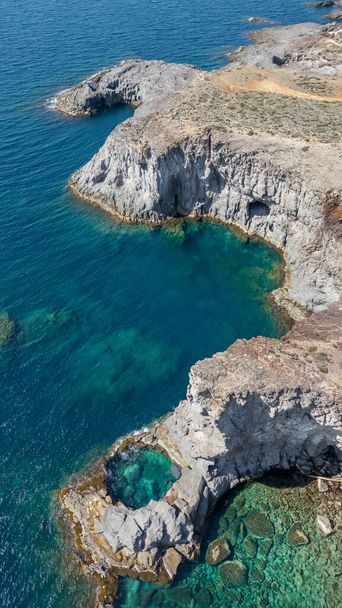 Herrliche Aussicht von oben auf die Küste Sardiniens. "Cala della Signora" an einem sonnigen Sommertag - Foto, Bild