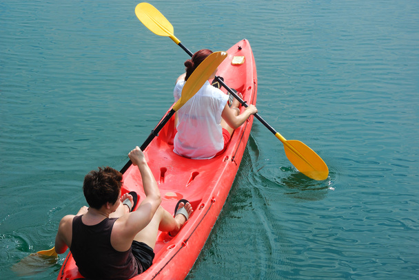 Remar un kayak en el mar. Kayak en la isla
 - Foto, imagen