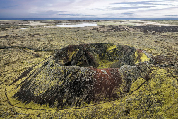 ηφαιστειακό σύστημα Ljosufjoll που περιλαμβάνει έναν κεντρικό κρατήρα και τα γύρω ρήγματα. Χερσόνησος του Snaefellsnes στην Ισλανδία. - Φωτογραφία, εικόνα